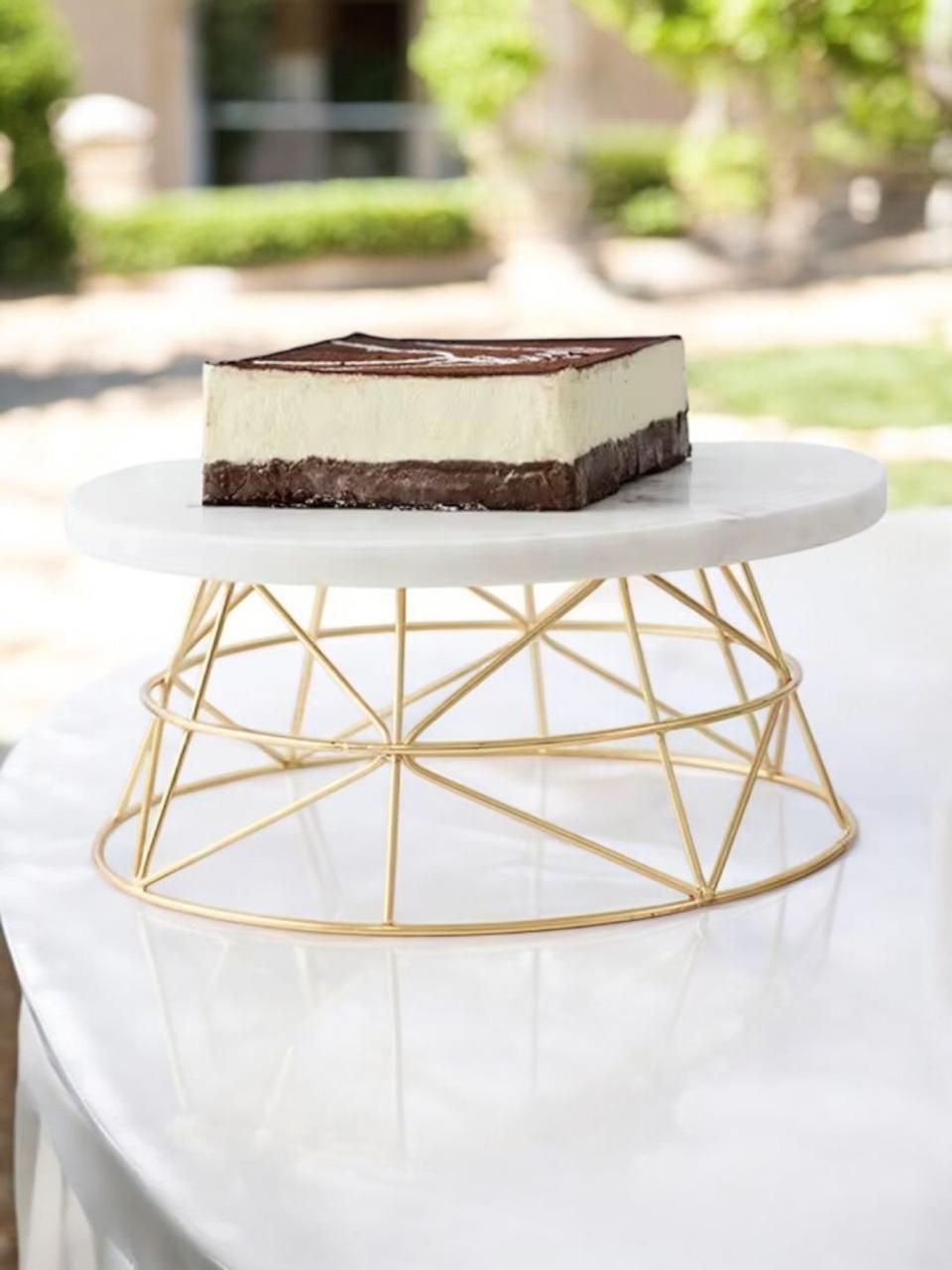 Marble cake stand